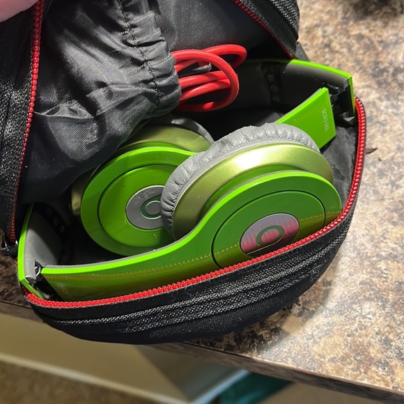 Beats Solo headphones - lime green - Picture 8 of 8